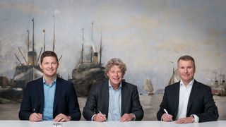The H2A founding Members signing the MOU for jointly developing a large-scale hydrogen import facility for the handling of LOHC in the port of Amsterdam: (from left to right) Dr. Daniel Teichmann (Hydrogenious LOHC Technologies), Koen Overtoom (Port of Amsterdam), Ramon Ernst (Evos Amsterdam).  (Source: © Port of Amsterdam)