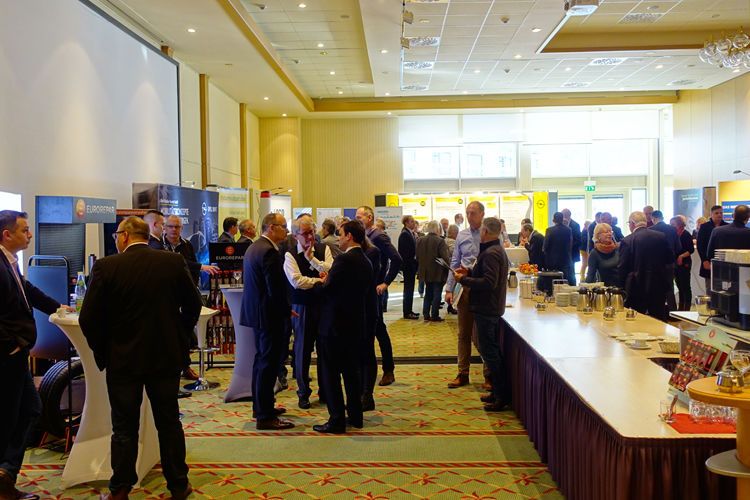 Wie immer war die begleitende Ausstellung gut besucht. Unter anderem …  (Bild: Rehberg / »kfz-betrieb«)