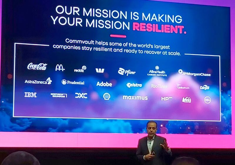 Commvault-CEO Sanjay Mirchandani zeigt eine Liste seiner wichtigsten Kunden. (Bild: Commvault)