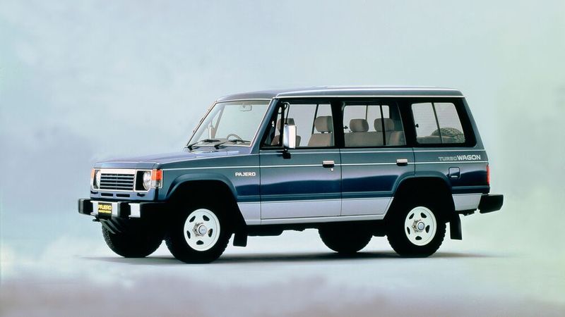 Popstar auch bei der Paris-Dakar: Der Mitsubishi Pajero feierte ab 1982 Verkaufserfolge und war bei der berühmt-berüchtigten Wüstenrallye auf Siege abonniert. Er wurde bis 2021 gebaut und wurde in vier Generationen gebaut. Er wurde serienmäßig mit zuschaltbarem Allradantrieb ausgerüstet. Dazu gibt es noch eine Geländeuntersetzung und gegen Aufpreis eine Differenzialsperre. Die Vorderräder sind einzeln an Doppelquerlenkern aufgehängt, hinten an einer Starrachse mit halbelliptischen Blattfedern. (Bild: Mitsubishi)