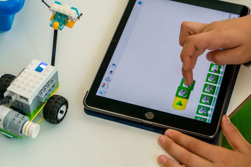 Die Kinder bauen ein Robotik-Modell aus LEGO-Steinen und bewegen und steuern dieses im Anschluss mittels einer eigens programmierten, einfachen App. (Bild: LEGO Education/Zentrum für Medienbildung der Pädagogischen Hochschule Schwäbisch Gmünd)