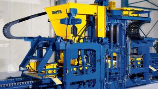 Mit Betonsteinfertigungsmaschinen von Masa lassen sich unterschiedlichste Betonsteine aus Leicht- und Schwerbeton herstellen. (Bild: Balluff)