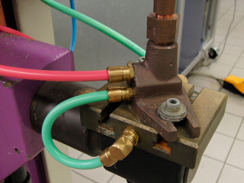 An der Elektrodenkühlung der Punktschweißmaschine müssen die Messinganschlüsse für Kühlwasser und die farbigen ProWeld-Schläuche Funken, Hitze und Schweißspritzer überstehen.
 (Schreiber/SLV Duisburg)