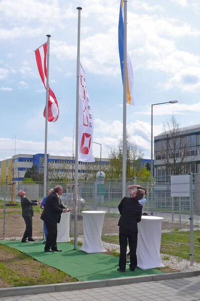 Aus Anlass der Eröffnungsfeierlichkeiten für das automatisch betriebene Hochregallager vom 27. April 2015 wurden die Fahnen gehisst. (Bild: Stöcklin Logistik)