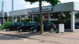 „Anders sein – besser sein – Hahn sein“. Hiernach leben und arbeiten die Mitarbeiter in der Esslinger Niederlassung der Hahn Automobile GmbH. (Foto: Wenz)