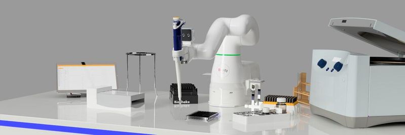 Il robot a braccio singolo “Buddy” assiste gli utenti in laboratorio svolgendo attività ripetitive, come ad esempio il pipettaggio.(Immagine: B-Ahead)