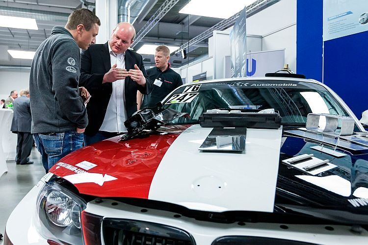 Blickfang am Stand von Trainer und Tuningfachmann Ralf Rathmann war ein heißer BMW. (Stefan Bausewein)