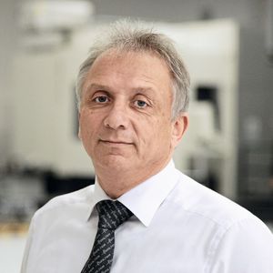 Werner Strobel, beim Zerspanungsspezialisten Walter als Produktmanager Drehen verantwortlich, schätzt, dass rund 80 Prozent der Fehler, die beim Drehen passieren, in den Bereich «Grundlagen» fallen.(Bild:  Walter)