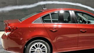 Während die Automobilhersteller die Optimierung der Aerodynamik für minimalen Fahrwiderstand gut im Griff haben, stellt die Reduzierung der Windgeräusche nach wie vor eine große Herausforderung dar.  (Bill Pugliano/Getty Images)