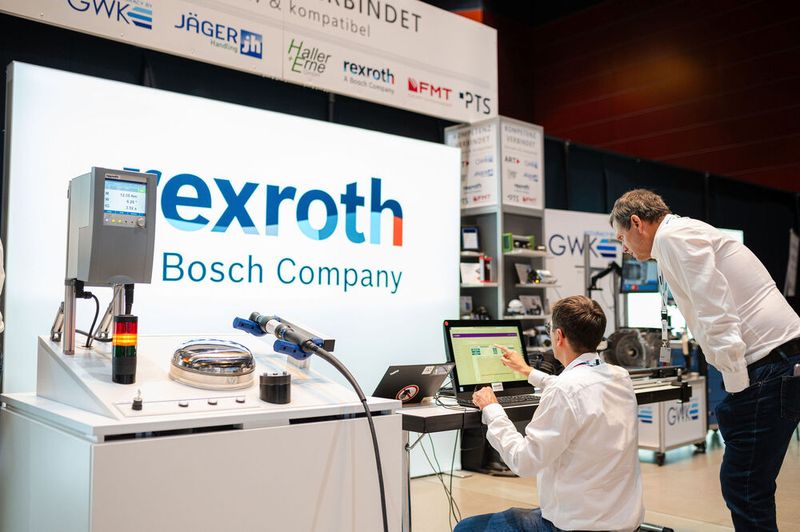 Mit der Integration smarter Schraubsysteme wird die Produktion immer effizienter. (Bild: Donna und der Blitz)