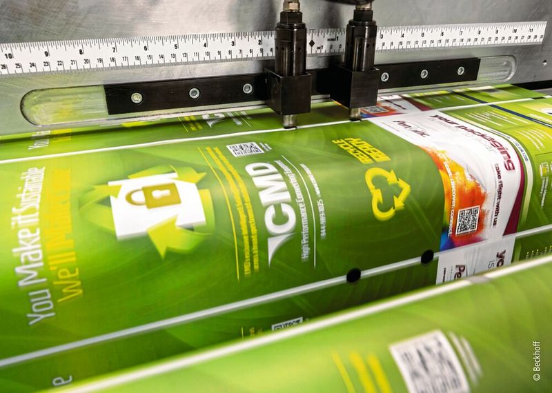 Die Echtzeitkommunikation von EtherCATermöglichte die Synchronisation einer Bodenfaltenstanze mit schnell laufender Beutelfolie – ohne spezielle Hardware. (Bild: Beckhoff)