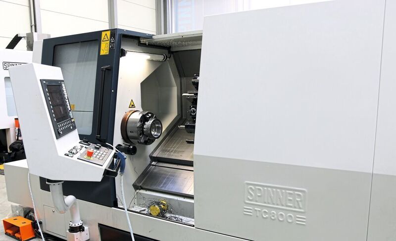Auf der CNC-Universaldrehmaschine TC800 können Anwender Drehteile mit Durchmessern bis 800 mm und Längen bis 1.500 mm fertigen. (Stöber Antriebstechnik)