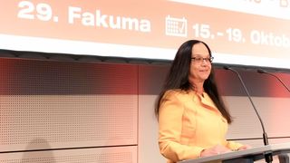 Die Fakuma 2024 ist beendet. Erneut kann die Messechefin Bettina Schall auf eine erfolgreiche Messe in Sachen Kunststoffverarbeitung zurückblicken: „Die Lage der Branche ist zwar nicht rosig, doch was ich hier gesehen habe, lässt für die Zukunft hoffen.“ Hier noch mehr dazu ... (Bild: P. E. Schall)