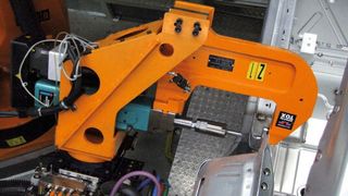 Eine Roboterzange setzt ein Tox-Rund-Punkt. (Bild: Tox Pressotechnik)