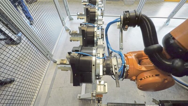 Die hydraulischen Spannvorrichtungen stehen mit dem Roboter im Dialog, um die
Werkstücke nach OP10 und OP20 zu bearbeiten. (SAV)