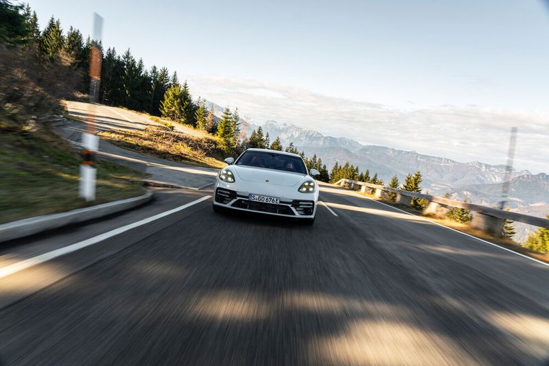 Der Panamera ist als PHEV eher ein technisches Aushängeschild als ein Beitrag zu mehr nachhaltiger Mobilität. (Bild: Porsche)