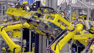 Die Hub-Dreh-Einheit von Expert-Tünkers findet beispielsweise zum Manipulieren von kompletten Karosserien in Rohbaulinien Verwendung. (Bild: Expert-Tünkers)