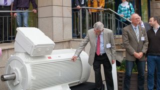 Chefkonstrukteur Dirk Seehase (2. v. r.) erläutert Teilnehmern des 12. Technischen Tages bei einer Besichtigung des VEM-Standortes Wernigerode, wie sich das Unternehmen dem Thema energieeffiziente Motoren widmet. (Bild: VEM/Wolfgang Koglin)