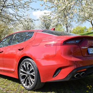Mit einer Gesamtlänge von 4,83 Metern ergänzen sich sportliches Design und Alltagstauglichkeit.(Bild:  Schweitzer/»kfz-betrieb«)