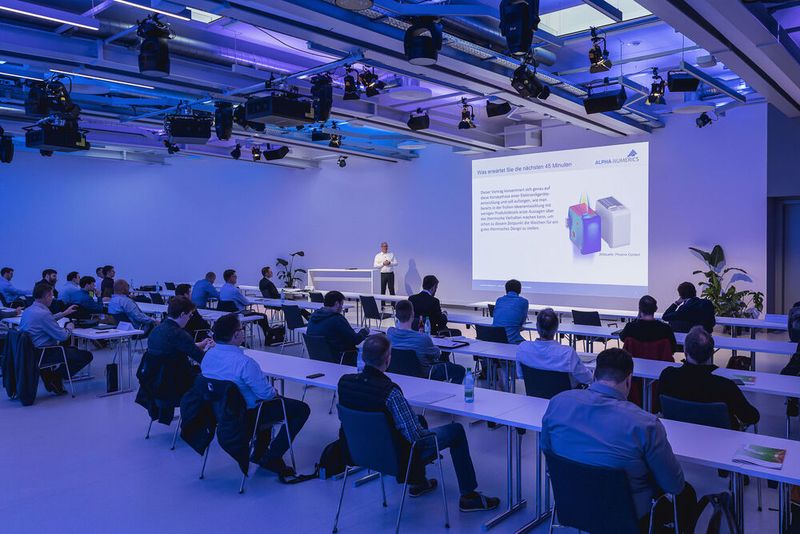 Unter dem Motto „Power of Electronics” versammelten wir am 18. und 19. Oktober 2022 sechs Elektronikkonferenzen in Würzburg: Entwicklerforum Leistungselektronik, DC/DC-Wandler-Tag, Schaltnetzteiletag, Batteriepraxis Forum, Praxisforum Elektrische Antriebstechnik und Cooling Days. Auch 2023 findet Power of Electronic statt. Merken Sie sich bereits jetzt den Termin vor: 17. bis 18. Oktober 2023.  (Bild: Stefan Bausewein )