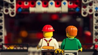 In dem Papercube-Projekt bauten Studenten zusammen mit Andreas Baumgart eine vollautomatische Papierwürfelfabrik. (Lego Mindstorms)