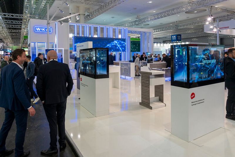 Bei Wika gab es neben anderen Highlights erstmals die neue Funkübertragungseinheit Netris 1 zu sehen. Zur Kommunikation nutzt sie die Funkstandards LoRaWAN und Bluetooth, womit industrielle IoT-Sensoren an die Cloud angebunden werden können. Das soll Anwendungen wir die zustandsorientierte und vorbeugende Instandhaltung durch eine zentralisierte Big-Data-Analyse ermöglichen. (Bild: Vogel Communications Group)