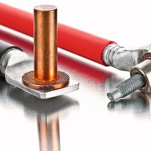 Die Bolzen aus Kupfer und die Schraubbolzen aus vernickeltem Kupfer sind mit Ultraschall auf eine Alu-Stromschiene geschweißt. (Bild:  Telsonic)