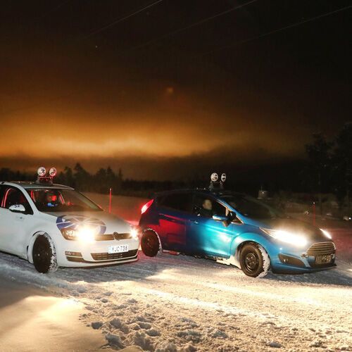 Als Referenzfahrzeuge für seinen Winterreifentest setzte der ADAC einen VW Golf und einen Ford Fiesta ein.(Bild:  ADAC)