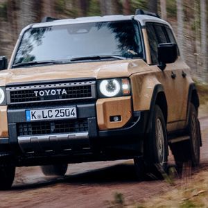 Angeboten wird der Land Cruiser 250 in zwei unterschiedlichen Designs mit eckigen oder mit runden Scheinwerfern.(Bild:  Toyota)