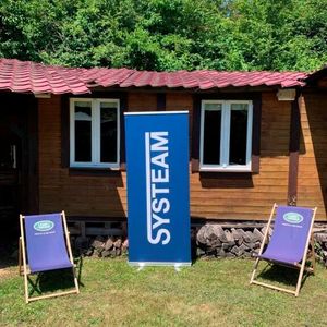 Mit Systeam und Neomounts ab in den Dreck (Bild: Systeam/Vogel IT-Medien GmbH)