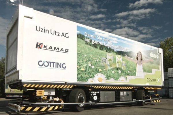 Kommt ein Fußgänger in die Quere oder steht ein Auto im Weg, stoppt der E-Wiesel AGV und setzt automatisch seine Fahrt fort, wenn der Weg wieder frei ist.  (Kamag)