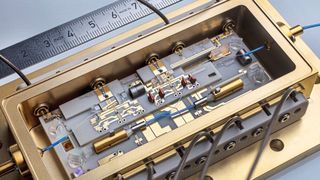 Ein mikrointegriertes Lasermodul mit optischem Halbleiterverstärker für Quantensensorik-Experimente im Weltraum.  Ihre Leistungsfähigkeit haben die Module bereits in mehreren Experimenten unter Schwerelosigkeit bewiesen. (Bild: FBH/schurian.com)