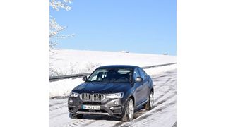 Mit Allradantrieb und viel Bodenfreiheit eignet sich der BMW X4 perfekt für den Winterurlaub. (Jan Rosenow)