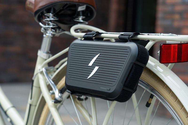 Das Umrüstkit „Go“ verzichtet auf die teure Lenkerhalterung. Stattdessen wird der Akku mit Klettbändern befestigt. Dank dieser Lösung hat man mehr Freiheiten bei der Akkumontage. (Bild: Swytch Technologies)