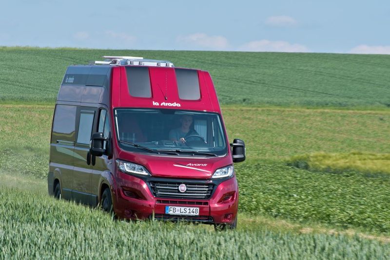 Das H im Modellnamen steht für das tagsüber im Hochdach verstaute Hub-Doppelbett. (La Strada)