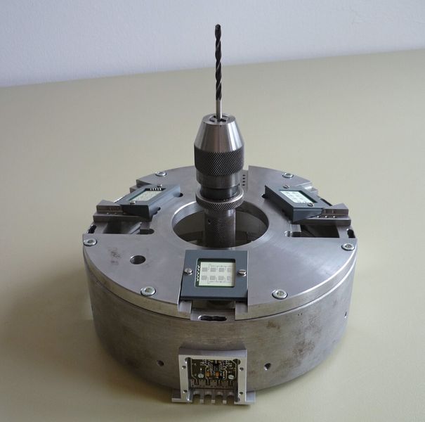 Bild 2: Dieses Spannsystem mit aufmontierten Radarsensoren erkennt die Crashgefahr während der Bewegung der Maschinenkomponenten und stoppt die Antriebe noch vor der Kollision. (Bild: TU München)