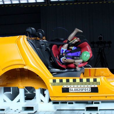 Verschiedene Kindersitz-Modelle aus chinesischer Produktion bergen Gefahren, da sich die Schale von der Basis lösen kann. (Bild: ADAC Test und Technik)