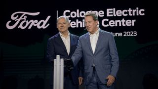 Bundeskanzler Olaf Scholz und Ford-Chairman William Clay Ford Jr. bei der Eröffnung des „Ford Cologne Electric Vehicle Center“. (Bild: Ford)