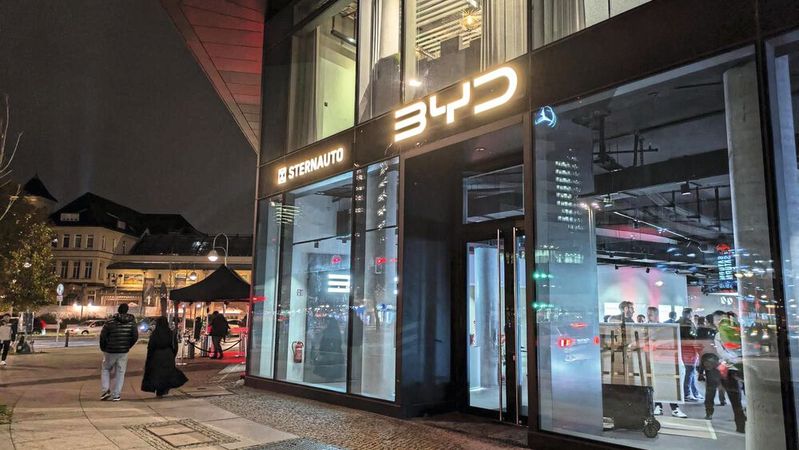 BYD ist in der Mitte Berlins angekommen. Ein neuer Store hat nahe Ku’damm/Breitscheidtplatz eröffnet.(Bild:  Sternauto)