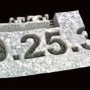 Diese gratfreie Gravur auf Aluminium mit einer Schrifthöhe von 1 mm gelang mit einem Ultrakurzpulslaser.