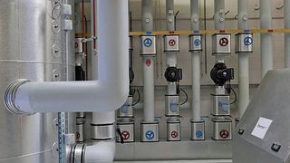 Wenn die Druckluftanlage neu gebaut oder der Kompressor ersetzt werden, liegt es auf der Hand, auch die Wärmeerzeugung unter die Lupe zu nehmen. Herzstück ist dabei oft ein neuer Warmwasserspeicher. (BFE / EnergieSchweiz)