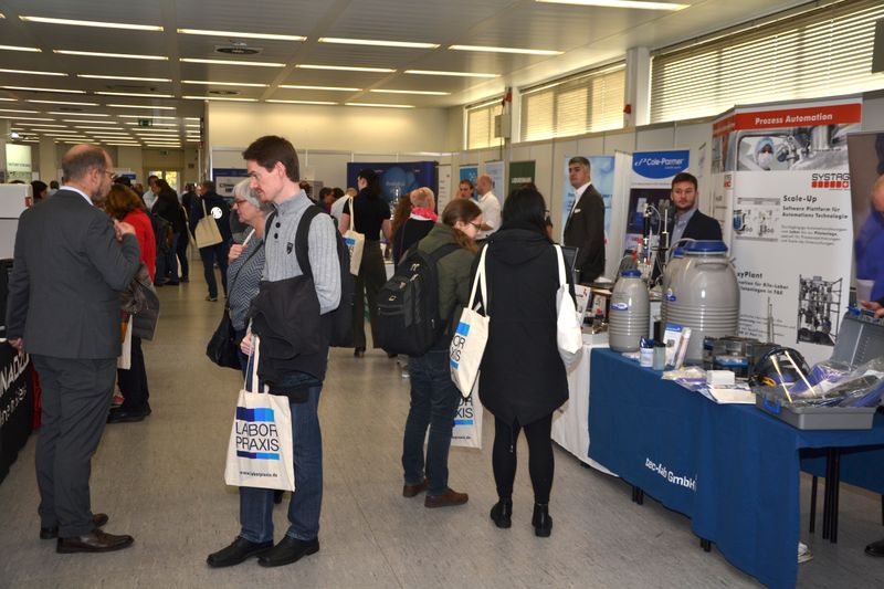 Impressionen der Lab-Supply Hamburg vom 29. Oktober 2019  Die letzte Lab-Supply Messe 2019 fand in der MesseHalle Hamburg-Schnelsen statt. Impressionen vom Messetag sowie einige Besucherstimmen finden Sie in dieser Bildergalerie. Die nächste Lab-Supply ist am 18. März 2020 in Frankfurt am Main. Lese-Empfehlung: Nachbericht zum erfolgreichen Auftakt der Lab-Supply in Wien. (LABORPRAXIS, C. Lüttmann)