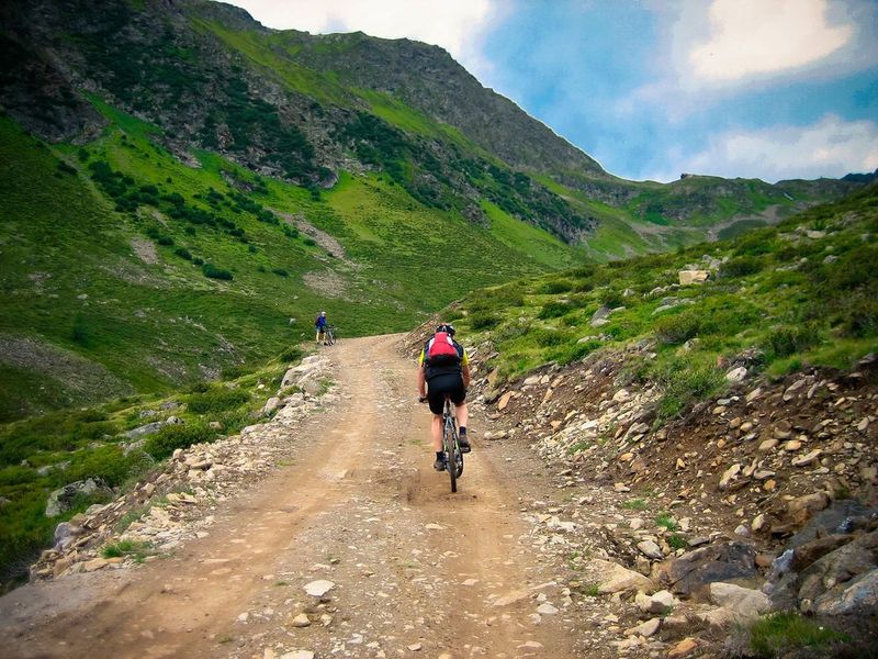 Stichwort Gewicht: Der Bremsweg ist bei E-Bikes häufig länger als bei gewöhnlichen Fahrrädern, da ein E-Bike durchschnittlich 25 bis 30 kg wiegt. Genügend Abstand sollte daher immer gehalten werden. (gemeinfrei)