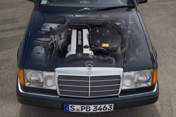 Das mit den Platzverhältnissen änderte sich etwas zu Ungunsten des Schraubervolks mit der Einführung des Vierventil-Sechszylinders, alias 300 E 24 V. Der produzierte fast schon sportliche 220 PS. (Foto: Daimler)