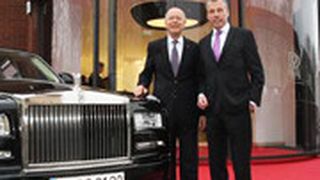 Freuen sich über ihr neues Gemeinschaftswerk: Riller & Schnauck-Chef Kurt Schnauck (li.) und Torsten Müller-Ötvös, CEO von Rolls Royce Motor Cars Germany. (Foto: Riller & Schnauck)