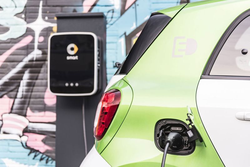 Die Wallbox mit 22-kW-Schnelllader ist für Forfour-ED-Besitzer auf jeden Fall empfehlenswert. Sie kostet 600 Euro und ist ab Herbst 2017 verfügbar. (Smart)