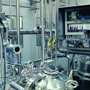 Über 18 Millionen Infusions- und Injektionsflaschen mit Anti-Infektiva und anderen parenteralen Arzneimitteln produzierte Bayer HealthCare im Jahr 2007 am Standort Leverkusen. Die Herstellung geht über mehrere Stockwerke, die Membranventile werden über Ventilinseln pneumatisch angesteuert. 