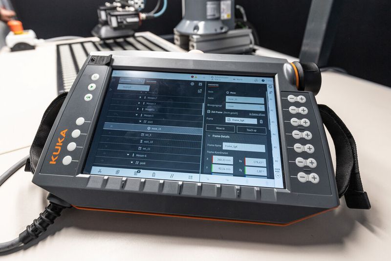 Mithilfe des KUKA smartPAD pro können auch Mitarbeitende den Cobot bedienen, die bislang kaum Erfahrung mit Roboterprogrammierung haben. (Bild: KUKA)