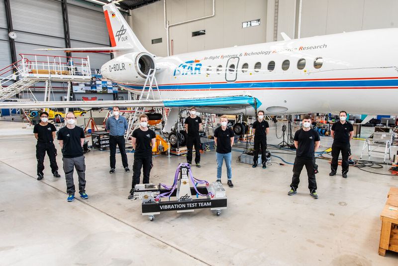 Mit seinem Team führt Julian Sinske (4.v.l.) am DLR zeitkritische Ground Vibration Tests mit teilweise über 500 Beschleunigungssensoren und komplexer Datenauswertung durch. (DLR)