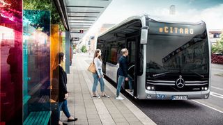 Einige Kommunen zögern noch mit Investitionen in die Flottenelektrifizierung, weil noch nicht klar ist, welche Technologie sich durchsetzen wird. (Daimler)